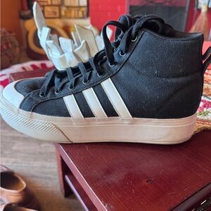 Adidas Bravado 2.0 Platform Mid Skate
Sneaker (Women) minor wear , size 10 USA